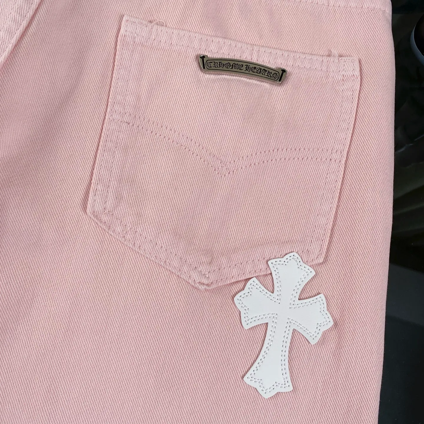 P250 CH Chromehearts 2025 new limited white cross leather couple style washed loose pink jeans 💜 Top quality ceiling quality styles with different washed textures, very friendly to people with thin legs and thick legs, the straight and loose version is very flattering to the leg shape. Moderate length that never goes out of style, easy to match with casual, basic styling for various styles, a must-have in the wardrobe! The fabric is stiff but also makes the upper body soft without losing texture. The washing process is even more perfect. It is a must-have item for everyone! ! ! Washed wheat, hang tag, pants label, complete with three labels, color: pink, size: 28, 30, 32, 34
